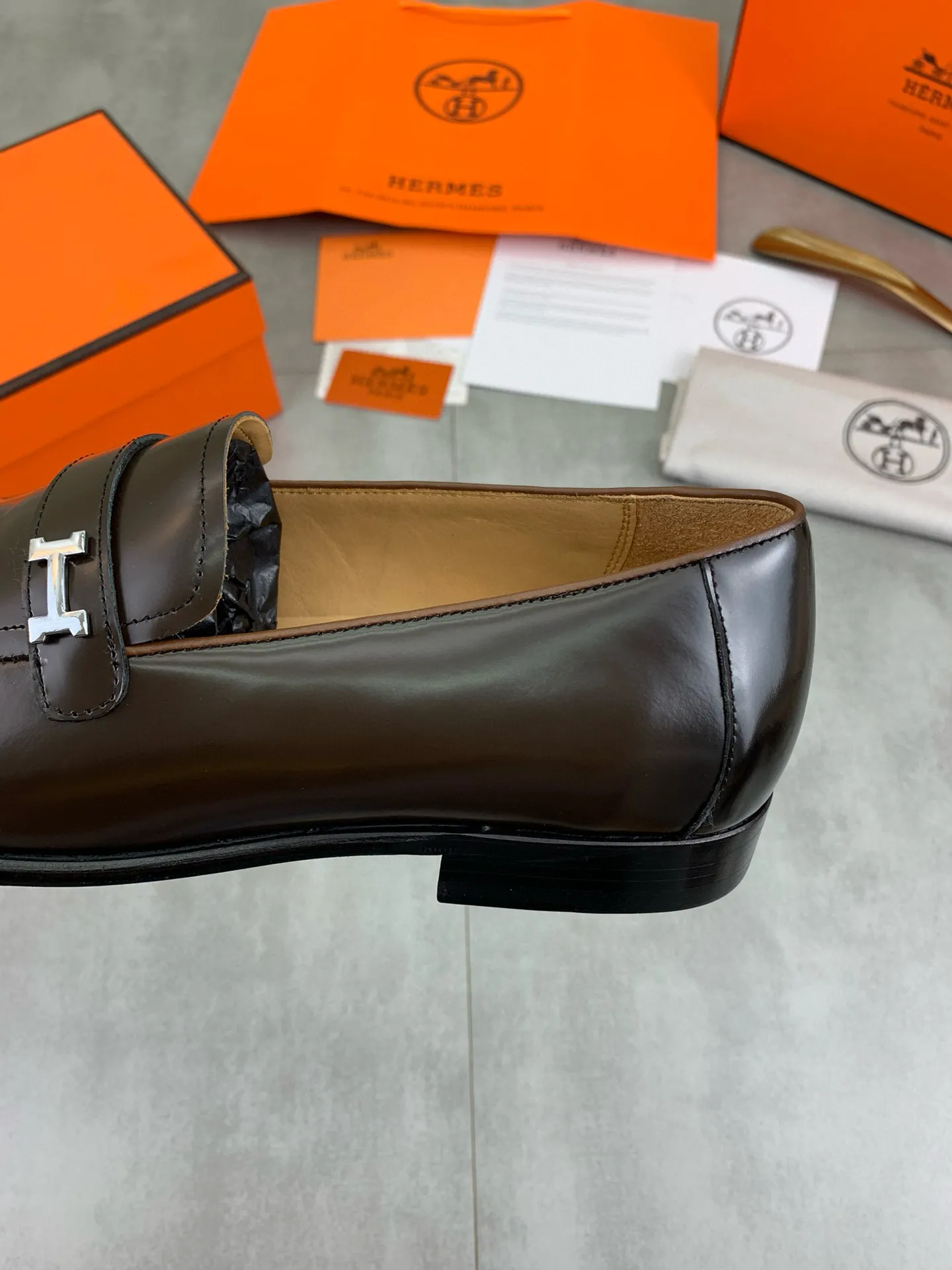 Factory price P960 💰Top version 💎💎💎 Original leather outsole Brand: Hermès (Hermès) Standard code: Men's size 39-44 (38, 45 can be customized) Grade: Same as the official website Original quality materials: Original soft calfskin Water-dyed cowhide lining Original Italian leather outsole Style categories: Men's fashion Formal casual leather shoes Slip-on men's shoes series Young fashion European and American trends, British style, colors: multiple options, counter packaging
